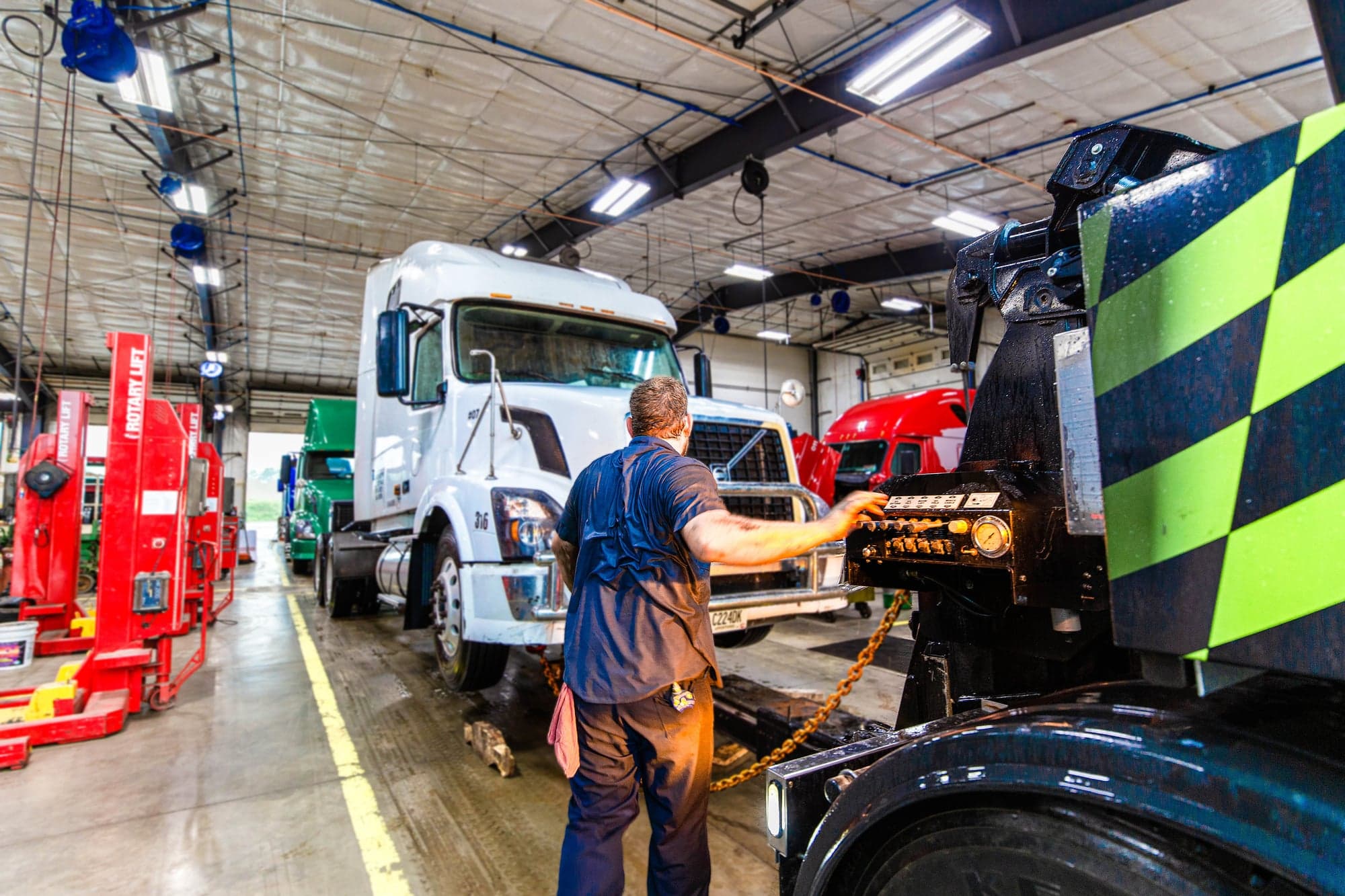 Cooling system pressure testing and diagnosis