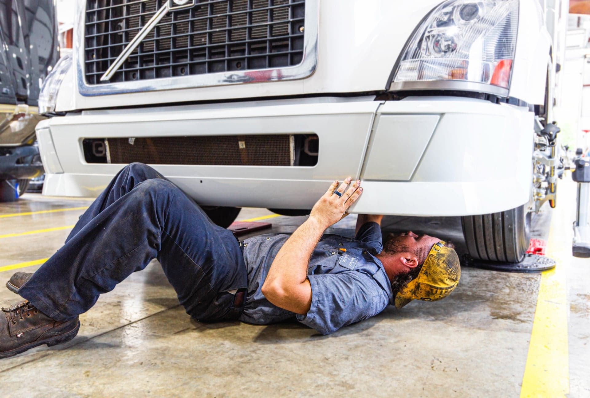 Fifth wheel lubrication and maintenance