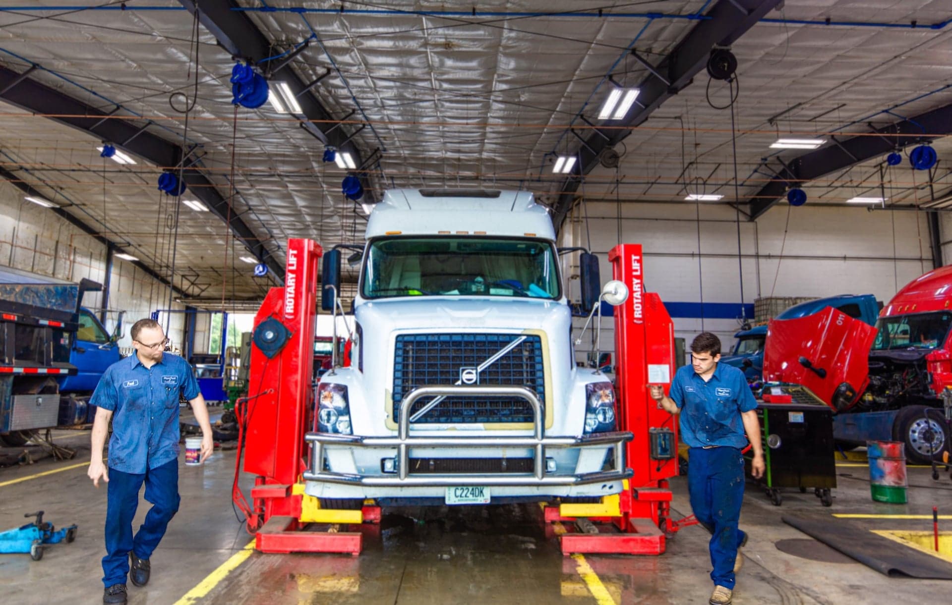 Heavy-duty towing service for semi trucks