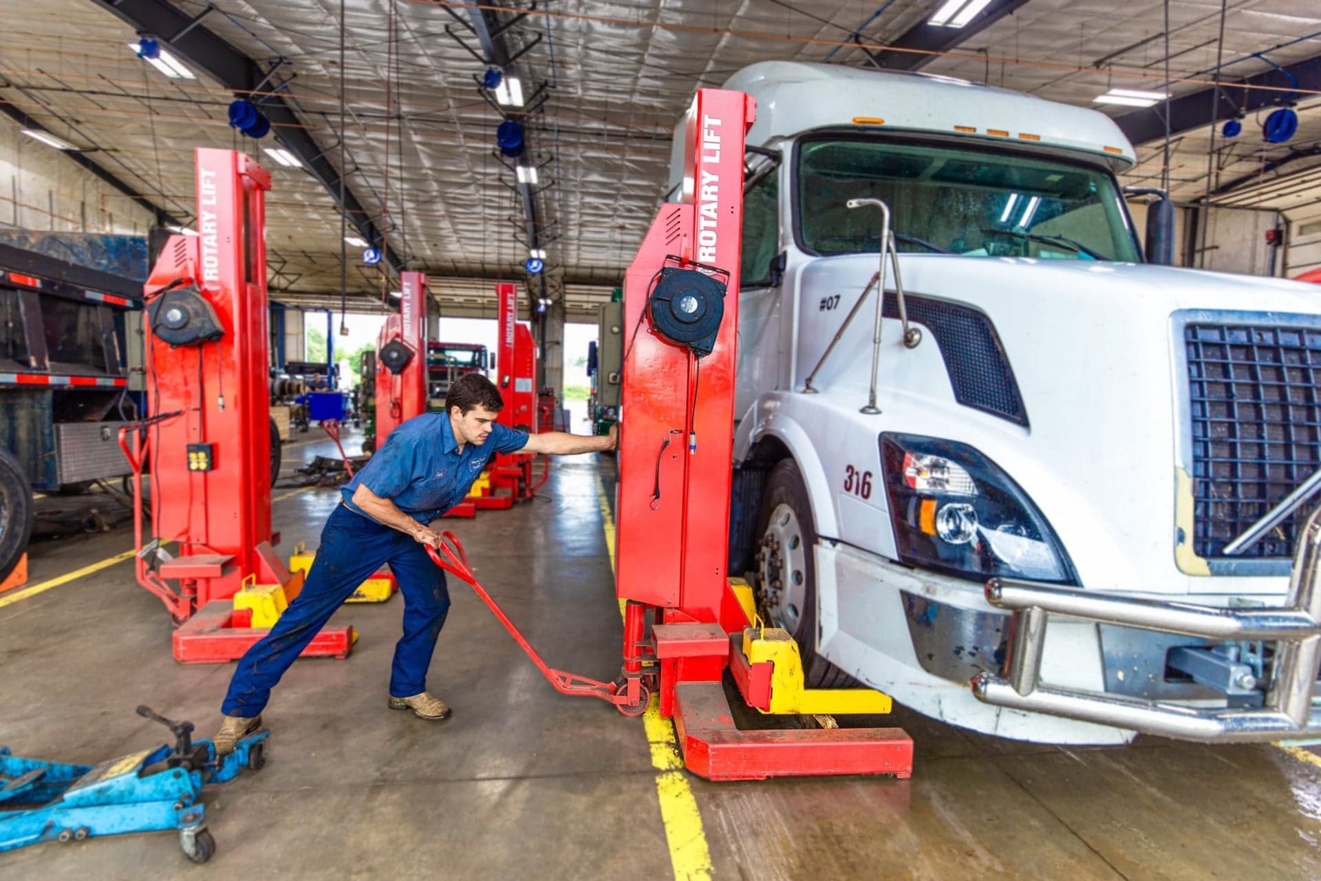 Accident recovery and vehicle uprighting services