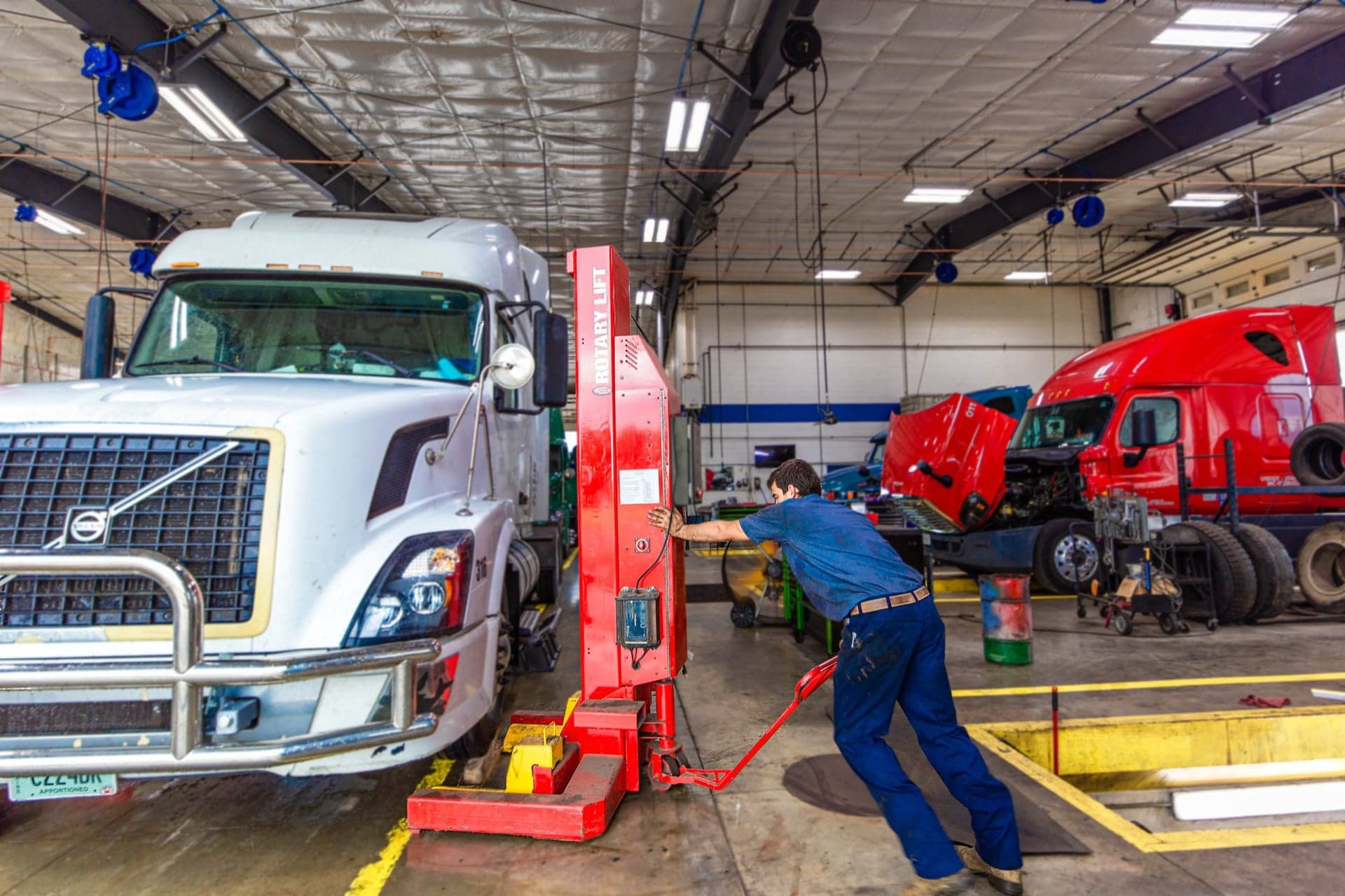 Emergency roadside repair and mobile service