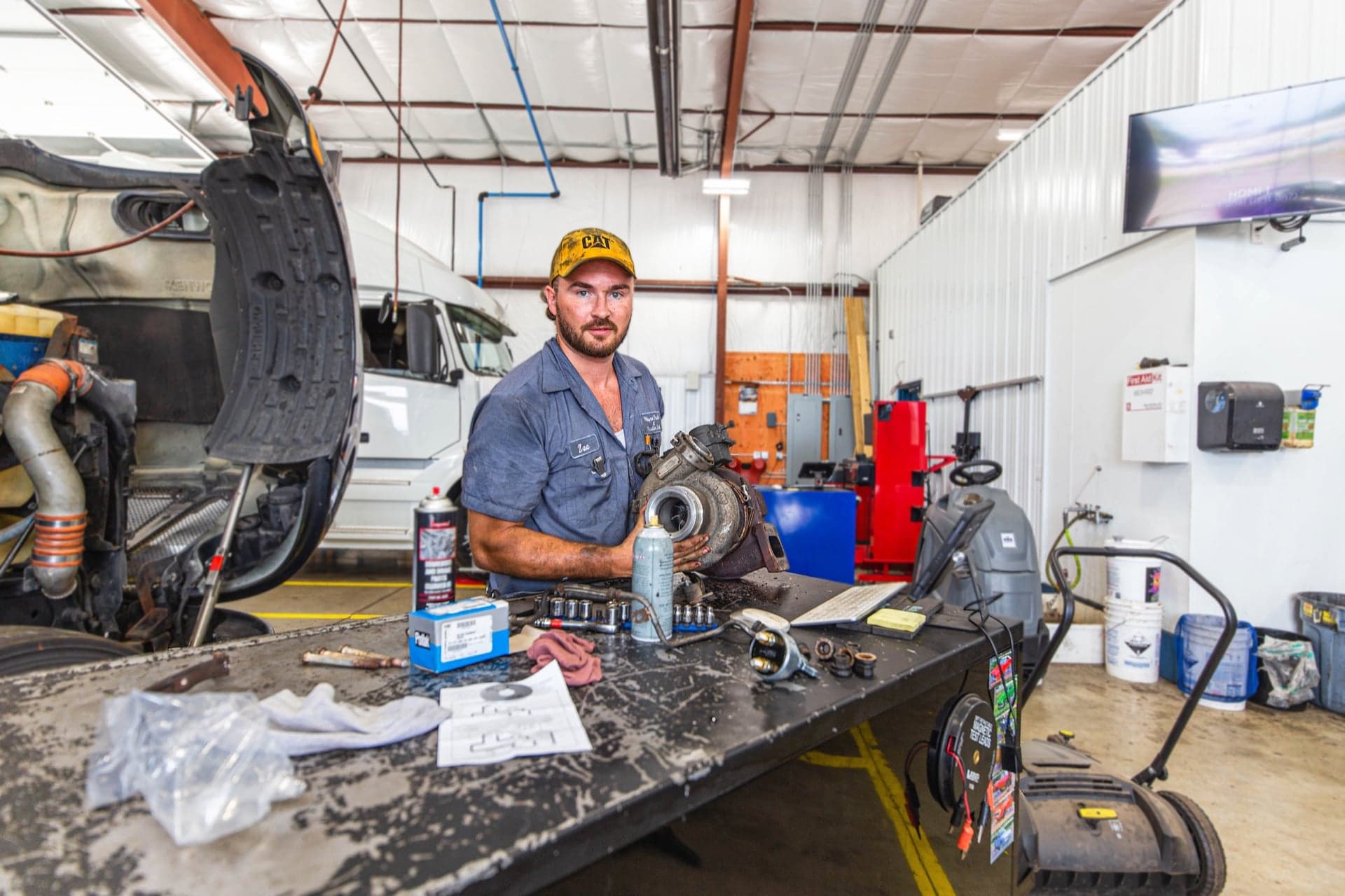 Kingpin and bushing inspection during alignment